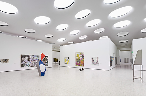 
8
 Die freigeformte Stahlbetondecke mit den eingeschnittenen, kreisrunden Oberlichtern überspannt den 48 x 55 m großen Ausstellungsraum fast stützenfrei.
