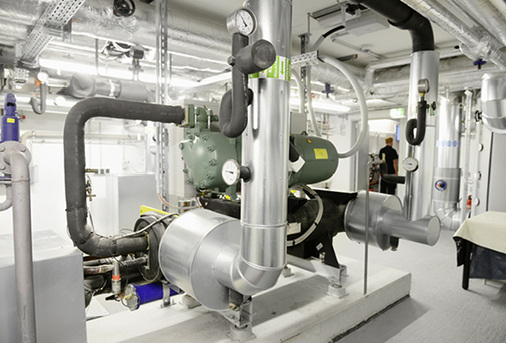 
9
 Auch ein skulpturales Kunstwerk der Gegenwart: Der Technikraum mit Wärmepumpe und Leitungsrohren
