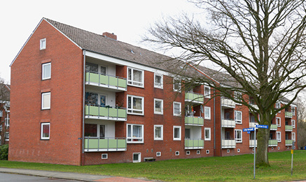 
1
 Durch das Einblasen und Verdichten von Glaswolleflocken in die Luftschicht der zweischaligen Klinkerfassade konnten die vier baugleichen Mehrgeschosswohnblöcke aus den 1960er-Jahren nachträglich gedämmt werden.
