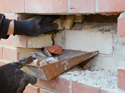 
3
 Der „endoskopene Röntgenblick“ hinter die Klinkerschale offenbarte am Mauerfuß Dreck und Schutt, der als Wärmebrücke wirkt. Um diesen zu entfernen, wurden einige Klinker herausgebrochen und danach wieder eingesetzt.
