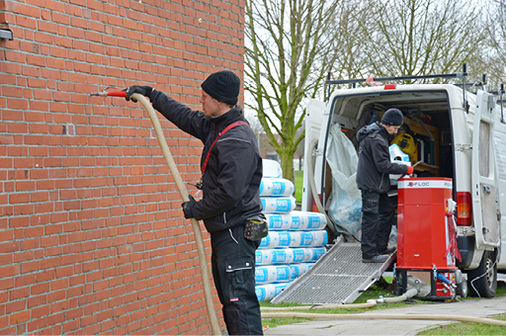 <p>
4
 Nach dem Bohren der Löcher erfolgte das Einblasen des Mineralwolledämmstoffs Supafil Cavity Wall von Knauf Insulation.
</p>