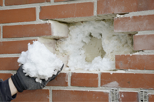 
6
 An den geöffneten Stellen der Klinkerfassade zeigt sich, dass sich die Einblasdämmung lückenlos verdichten lässt. Sie rieselt nicht nach und zeigt sich außerordentlich standfest.

