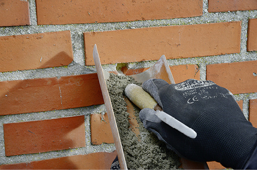 
7
 Nach dem Verschließen der Bohrlöcher mit Fugmörtel zeigt sich die Fassade wie zuvor – binnen zehn Tagen war die Arbeit an den vier Wohnblöcken abgeschlossen.
