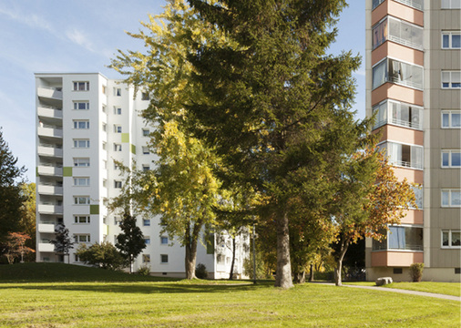 
1
 Aus Alt mach Neu: Die mit asbesthaltigen Faserzementplatten bekleideten Punkthäuser der Sozialbau Kempten erhalten eine freundliche und helle Fassade aus einem mineralischen WDVS.
