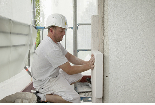 
3
 Nach Abschluss der Fassadendämmung verbesserte sich der U-Wert der Außenwand auf 0,24 W/(m
2
K).
