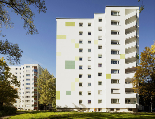 
4
 Vom Aschenputtel zur Prinzessin – das erste Punkthaus erstrahlt in neuem Glanz und macht vor, wie sich triste Hochhäuser aus den 1970er-Jahren in vorbildliche Visitenkarten für eine Wohnungsbaugesellschaft mit sozialer Verantwortung verwandeln lassen.
