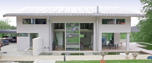 <p>
Das Energiesystem des in Oberbayern erbauten Wohnhauses produziert mehr Energie als für Gebäudebeheizung, Warmwasser und Lüftung benötigt wird. Ein Komfortlüftungssystem mit Wärmerückgewinnung versorgt die Wohnräume mit Frischluft. Unter den Photovoltaik-modulen leiten Passivwärmeabsorber die Wärme in einen Erdwärmespeicher.
</p>