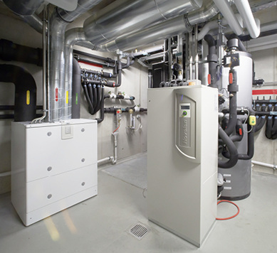 
Der Technikraum des Wohnhauses ist die Schaltzentrale für die Energiesysteme. Das Vallox-Lüftungsgerät für die kontrollierte Wohnungslüftung (links) erzielt durch einen Kreuz-Gegenstrom-Wärmetauscher einen Wärmerückgewinnungsgrad bis 90 %. Die Wärmepumpe (Mitte) nutzt das thermisch aktive Kiesbett unter dem Fundament als Wärmequelle.



Alle Bilder: Heinemann GmbH 
