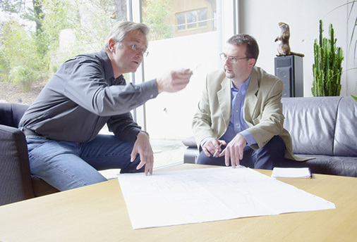 
TGA-Fachplaner Dipl.-Ing. (FH) Friedrich Hamp (l.) erläutert Fachjournalist Wolfgang Heinl, wie das regelungstechnische Zusammenwirken von Wärmeverteilung und kontrollierter Wohnraumlüftung realisiert wurde.
