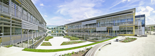 
1
 Das neue Gymnasium der Gemeinde Grünwald bei München ist mit dem PUR/PIR Kompaktdach von puren gedämmt und abgedichtet.
