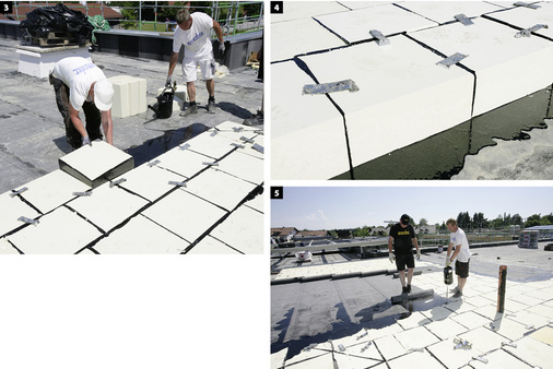 



3
 Die Dämmplatten aus modifiziertem PIR-Hartschaum werden von zwei Seiten mit heißem Elastomerbitumen benetzt und im Verbund verlegt.



4
 Jede einzelne Dämmplatte ist für sich abgedichtet und mit Blechklammern auf dem flüssigen Elastomerbitumen fixiert. Falls es zu einer Leckage kommt, bleibt diese auf eine Dämmplatte beschränkt.



5
 Die erste Lage der Abdichtung mit Polymerbitumenbahnen wird im Gießverfahren vollflächig mit dem Dämmstoff verklebt. Es folgt eine zweite Lage, die mit dem Gasbrenner verschweißt wird.
