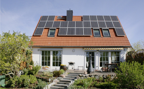 
1
 In dem 1972 gebauten Einfamilienhaus brummte bis zur Modernisierung eine Ölheizung mit 22 kW Leistung – sie hatte 17 Jahre lang das Haus beheizt. Jetzt steht ein modernes Öl-Brennwertgerät im Keller, und auf dem Dach produzieren 24 PV-Module pro Jahr etwa 5.300 kWh
el
 Solarstrom.
