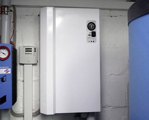 
2
 Die elektrische Heizeinrichtung mit ihren 9 kW Leistung ist über eine eigene Umwälzpumpe mit dem Pufferspeicher verbunden.
