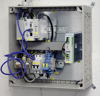 
3
 Eine separate Kommunikationsbox sorgt dafür, dass nur dann Strom aus dem Netz bezogen wird, wenn der Markt ihn finanziell attraktiv vergütet. Dazu ist die Box über das Mobilnetz mit dem Stromhändler Energy2market (e2m) verbunden, der über seine Leitwarte Strom nur dann Strom aus dem Regelenergiepool schöpft, wenn er finanziell attraktiv vergütet wird.
