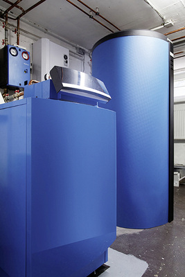 



4
 Der 500 l fassende Heizungspufferspeicher bunkert die Wärme aus den beiden Energiequellen Öl und Strom. Die Warmwasserbereitung erfolgt im Durchflussverfahren über eine Frischwasserstation (Platten-Wärmeüberträger).
