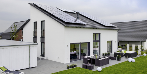 
1
 Inmitten des Neubaugebiets von Hückeswagen im Bergischen Land steht ein modernes Einfamilienhaus, das bilanziell gesehen übers Jahr mehr Energie erzeugt, als es selbst verbraucht. 
