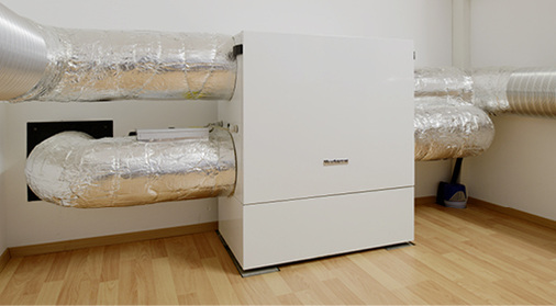 
4
 Eine entscheidende Komponente bei dem Energie-Plus-Haus-Konzept ist die kontrollierte Wohnungslüftung Logavent HRV31, deren Kreuz-Gegenstrom-Wärmetauscher einen Wärmerückgewinnungsgrad von bis zu 91 % ermöglicht.
