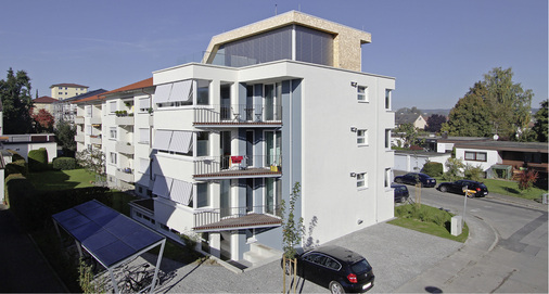 



1
 Das kernsanierte Mehrfamilien-Endhaus in Friedrichshafen am Bodensee wurde um ein attraktives Penthouse erweitert und verbraucht nicht zuletzt dank einer sehr gut gedämmten Hülle mit Polyurethan-Dämmstoffen deutlich weniger Energie: Der Primärenergiebedarf sank von 400 auf 12 kWh/(m
2
a).
