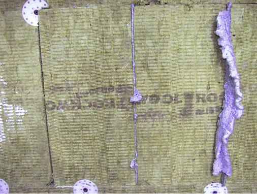 
Kalibrierstrecke in der Dämmung links mit offener Fuge, in der Mitte mit teilausgeschäumter und rechts mit voll ausgeschäumter Fuge.
