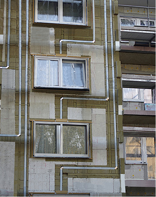 



Europäisches Forschungsprojekt RetroKit: Sanierung der Fassade mit Integration der Zu- und Abluftleitungen in die Außendämmung.
