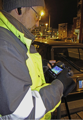 
Herbert Kratzel schätzt die einfache Bedienung und die hohe Verarbeitungsgeschwindigkeit der Flir T1030sc. Wie die Textkommentare, die er per Bluetooth-Headset zu den einzelnen Aufnahmen aufnimmt, erleichtern sie seine Arbeit.
