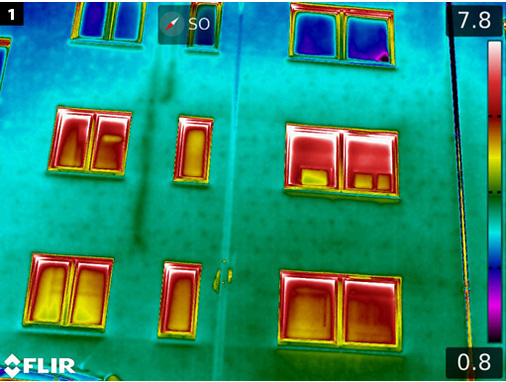 <p>
<span class="GVAbbildungszahl">1</span>
 Die Auflösung der Flir T1030sc ist detailliert genug, um die Abluftkanäle in der Dämmung zu detektieren (unterhalb der Windrose). Auch die thermisch getrennten Dübel der Dämmungskonstruktion sind sichtbar – als regelmäßige dunkle Punkte.
</p>