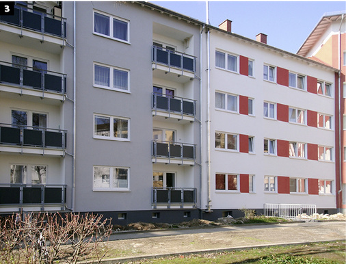 
3
 Bei der Sanierung von zwei Mietshäusern in Frankfurt-Bockenheim wurde gemeinsam mit Partnern aus der Wissenschaft eine Sanierung umgesetzt, bei der die Lüftungskanäle in die Dämmung auf der Außenseite des Gebäudes integriert sind.
