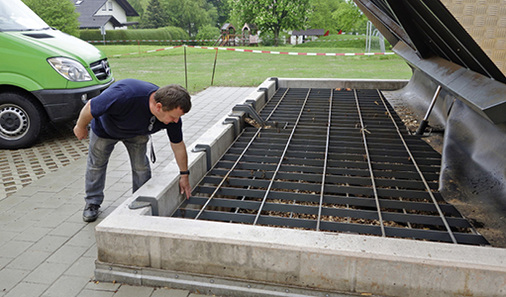 



Das Rüttelsieb in der Öffnung des Hackschnitzellagers wird während des Befüllens in Bewegung versetzt, um Hohlräume und Schüttkegel weitgehend zu vermeiden.
