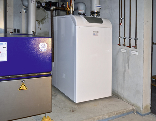 
Das BHKW EC Power XRGI 9 (links) und der Gas-Brennwertkessel Brötje EuroCondens SGB 170 H (rechts) übernehmen jetzt die Wärmeversorgung.
