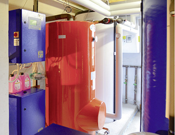 
Drei Pufferspeicher mussten im Heizraum untergebracht werden: Für das BHKW (blau), die Trinkwassererwärmung (weiß) und für die Wärmerückgewinnung der Kälteanlagen (orange).
