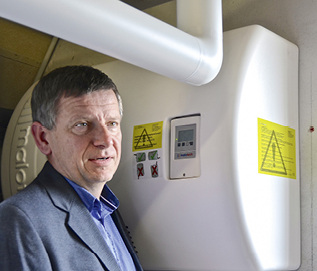 
Energieberater Dipl.-Ing. Carsten Mücke ist auf Hotel-Haustechnik spezialisiert. Im Hintergrund ist das Frischwassermodul von Malotech für die Warmwasserbereitung zu erkennen. 
