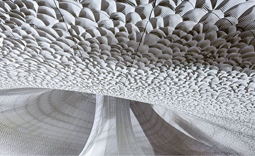 
2
 Insgesamt 15 km Fugen kommen an den Stößen der frei geformten, universellen Deckenelemente aus gefrästen Gipsfaserplatten zusammen. 



