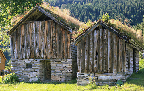 



2
 Einfaches Klimatisierungsprinzip norwegischer Holzbauten: Das Gründach puffert das Außenklima ab, warme Raumluft kann über die Öffnung im Giebeldreieck entweichen.
