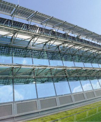<p>
</p>

<p>
<span class="GVAbbildungszahl">3</span>
 Komplexes Klimatisierungsprinzip eines modernen Betriebsgebäudes in Vorarlberg: Die großzügige Schrägverglasung wird mit PV-Modulen verschattet, um mit dem gewonnenen Solarstrom regenerativ das Gebäude mechanisch zu klimatisieren.
</p> - © Foto: Claudia Siegele

