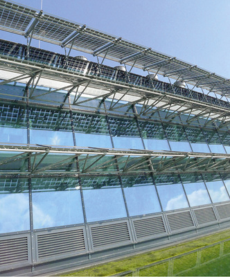 



3
 Komplexes Klimatisierungsprinzip eines modernen Betriebsgebäudes in Vorarlberg: Die großzügige Schrägverglasung wird mit PV-Modulen verschattet, um mit dem gewonnenen Solarstrom regenerativ das Gebäude mechanisch zu klimatisieren.
