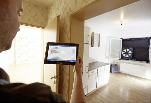 <p>
Bei der Gebäudevorbereitung helfen die vom FliB empfohlenen Checklisten. Sind sie auf einem mobilen Endgerät hinterlegt, kann der Messdienstleister mit dem Tablet oder Handy das Gebäude abgehen und die erforderlichen Maßnahmen ausführen. Abweichungen von den Empfehlungen werden direkt anhand der Checkliste in der App dokumentiert.
</p>

<p>
</p> - © Alle Bilder: Wöhler

