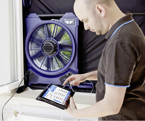 
Das Luftdichtheitsmessgerät BC 600 Blower Check wird vom mobilen Endgerät aus gesteuert. Für die Messung größerer Gebäude können damit bis zu vier Ventilatoreinheiten koordiniert werden. 
