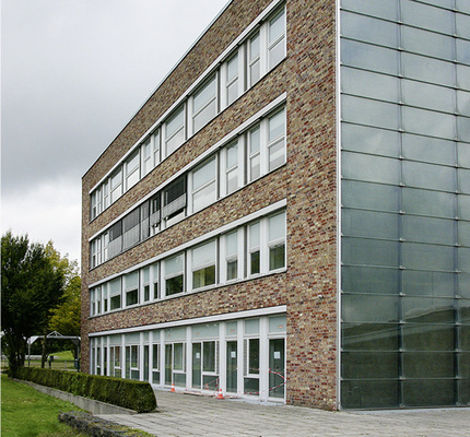 <p>
<span class="GVAbbildungszahl">5</span>
 Süd-West-Ansicht des Bürogebäudes, das in seiner inneren Struktur als Gründerzentrum mit verschieden großen Büroeinheiten angelegt ist. 
</p>