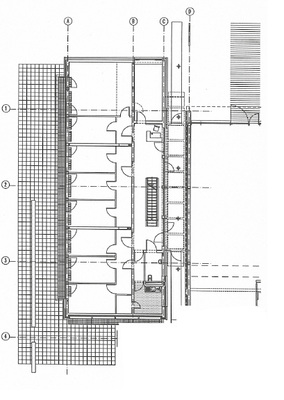 <p>
<span class="GVAbbildungszahl">6</span>
 Die Büros in dem Bürogebäude sind nach Westen ausgerichtet (Grundriss EG). Die Durchströmung für die Nachtlüftung erfolgt von Öffnungen an der Westfassade über das Treppenhaus, in dem sich eine Auftriebsströmung entwickeln kann.
</p>