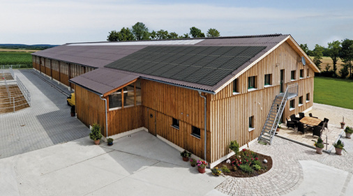 



Das Geld liegt auf dem Dach – man muss es nur gewinnbringend zu nutzen wissen. Gemeinsam bieten Creaton und die clear sky Energietechnik für landwirtschaftlich und gewerblich genutzte Gebäude ein Modell an, die Dächer mit Wellplatten einzudecken und mit einer PV-Anlage zu versehen und dafür eine Pacht zu zahlen.
