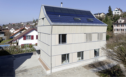 



Die Modulunterkante hat nur rückseitig ein Rahmenprofil, sodass Wasser gut abfließen und Verunreinigungen wegspülen kann.
