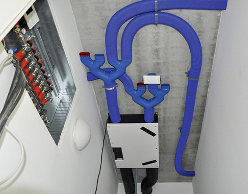 



2
 Das kompakte Gerät kann in der Vorwand oder in der abgehängten Decke installiert werden. Ein/Aus-Schalter sucht der Nutzer vergebens, das heißt, das Gerät ist bauartbedingt auf Dauerbetrieb geschaltet. 
