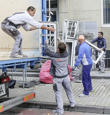 <p>
</p>

<p>
Bei einer energetischen Sanierung in Konstanz wurden 89 PVC-Altfenster und dazu 24 ausgediente Balkoneelemente über den Rewindo Fenster-Recycling-Service einer stofflichen Verwertung zugeführt – Studien zufolge können Kunststofffenster ohne Qualitätsverlust mindestens siebenmal recycelt werden. 
</p> - © Foto: Rewindo

