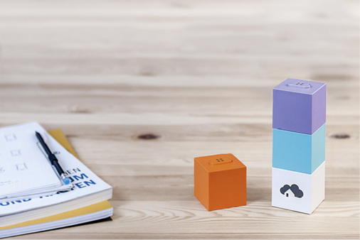 



Smart-Home-Systeme arbeiten mit unterschiedlichen Protokollen. Über eine einzige App können mit dem Homee Brain Cube und den spezifischen Funkstandard-Würfeln von Codeatelier viele Smart-Home-Geräte gesteuert werden.
