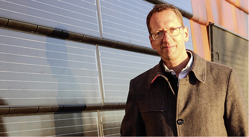 
2
 Ulrich Nelskamp höchstpersönlich war in Alkmaar vor Ort, um die Ziegelfassade mit den Solarmodulen am Flagship-Store der Supermarktkette von Albert Heijn in Augenschein zu nehmen.



