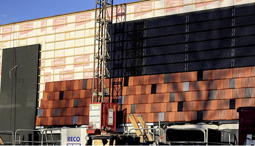 
3
 Die Montage der Solarmodule erfolgte in einem Zug mit dem Verlegen der vorgehängten Ziegelfassade.



