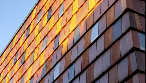 
4
 Jeder erhältliche Farbton findet sich an der Ziegelfassade des Supermarktes und macht aus ihm ein buntes Unikat, das dank der PV-Module zur regenerativen Stromgewinnung beiträgt.



