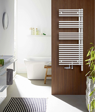 



Über den Mittelanschluss wird der Warmwasser-Betrieb abgedeckt, in den senkrechten Sammelrohren wird der elektrische Heizstab eingebaut.
