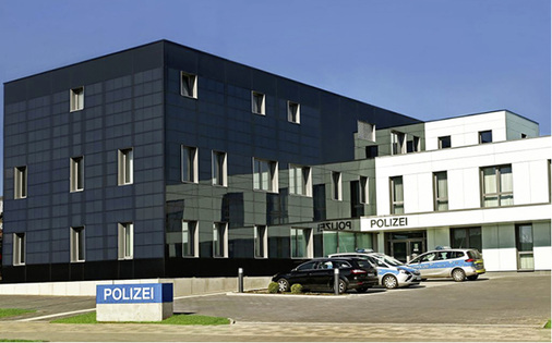 



Blickfang des Polizeireviers Sud-West im hessischen Baunatal ist der Querriegel mit seiner Photovoltaik-Dünnschicht-Fassade.

