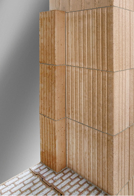 



Mit der Poroton-Anschlagschale lassen sich die Wärmebrücken an Fensteranschlüssen minimieren.
